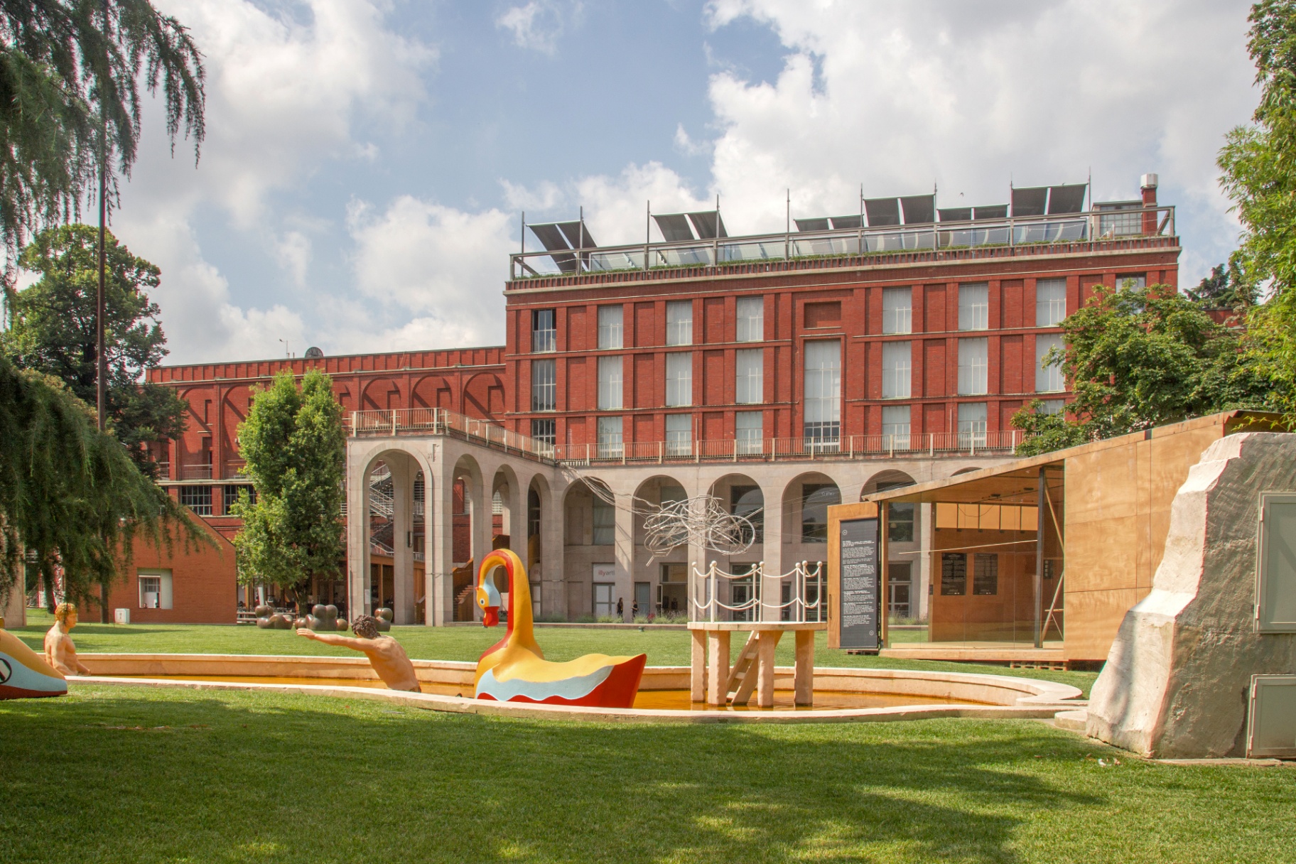 Triennale Milano — giardino e facciata storica